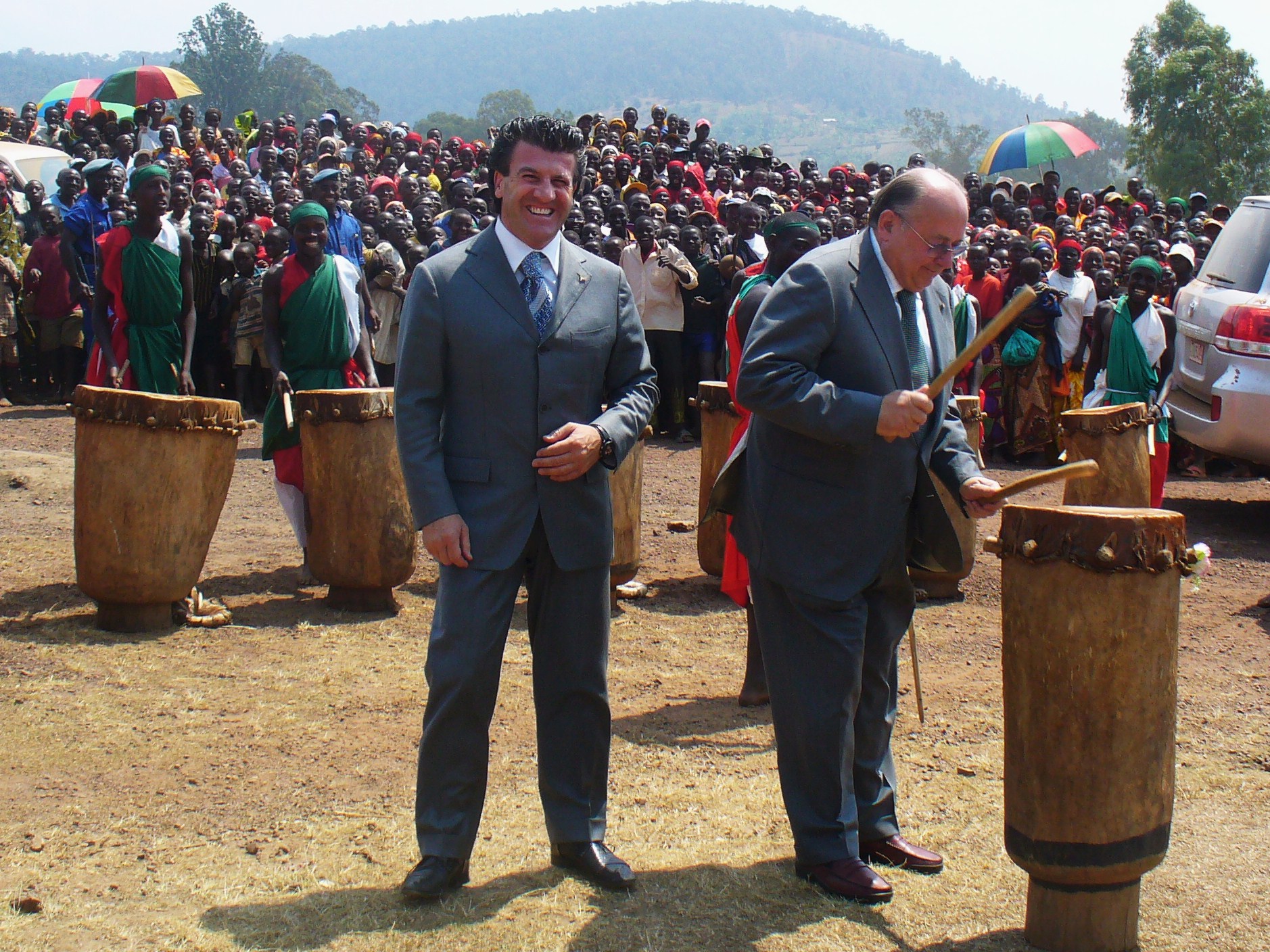 Ingegner Cestari con il Cavaliere Luigi Cremonini in Burundi